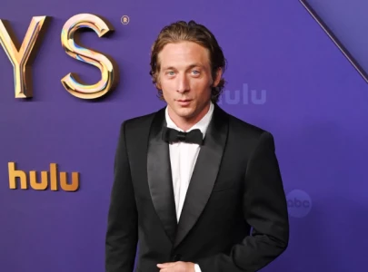 jeremy allen white wins second consecutive best actor in a comedy award at 2024 emmys