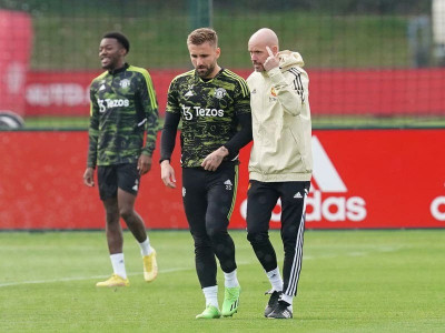 ten hag keeping man utd on their toes shaw ten hag keeping man utd on their toes shaw