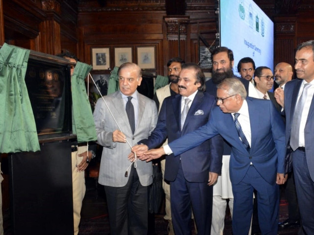 prime minister shehbaz sharif unveiling the plaque of the groundbreaking of ombre special economic zone lahore on july 24 2023 photo pid