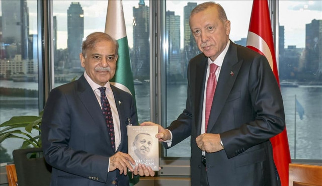 turkish president recep tayyip erdogan presents a gift to pakistani prime minister shehbaz sharif during his meeting with him at turkish house in new york united states for the 79th session of the un general assembly unga 79 on september 24 2024 photo anadolu agency turkish president recep tayyip erdogan presents a gift to pakistani prime minister shehbaz sharif during his meeting with him at turkish house in new york united states for the 79th session of the un general assembly unga 79 on september 24 2024 photo anadolu agency