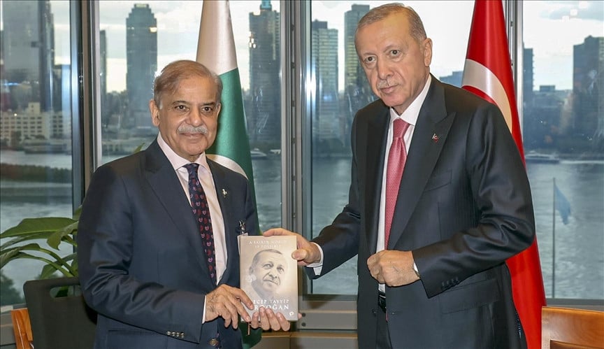 turkish president recep tayyip erdogan presents a gift to pakistani prime minister shehbaz sharif during his meeting with him at turkish house in new york united states for the 79th session of the un general assembly unga 79 on september 24 2024 photo anadolu agency