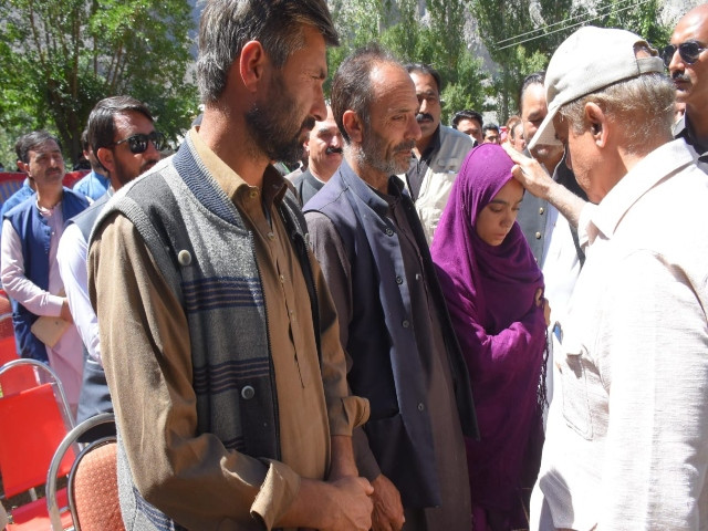 pm shehbaz distributed cheques among the flood affected people of shisper glacier of hunza photo app