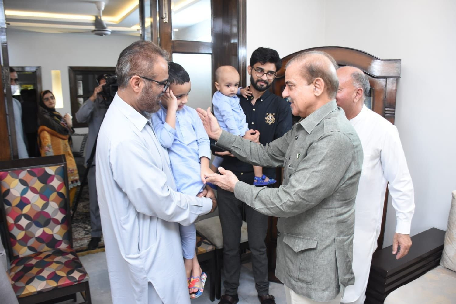 pm shehbaz meets shaheed major talha manan s family in islamabad on aug 14 2022 photo app