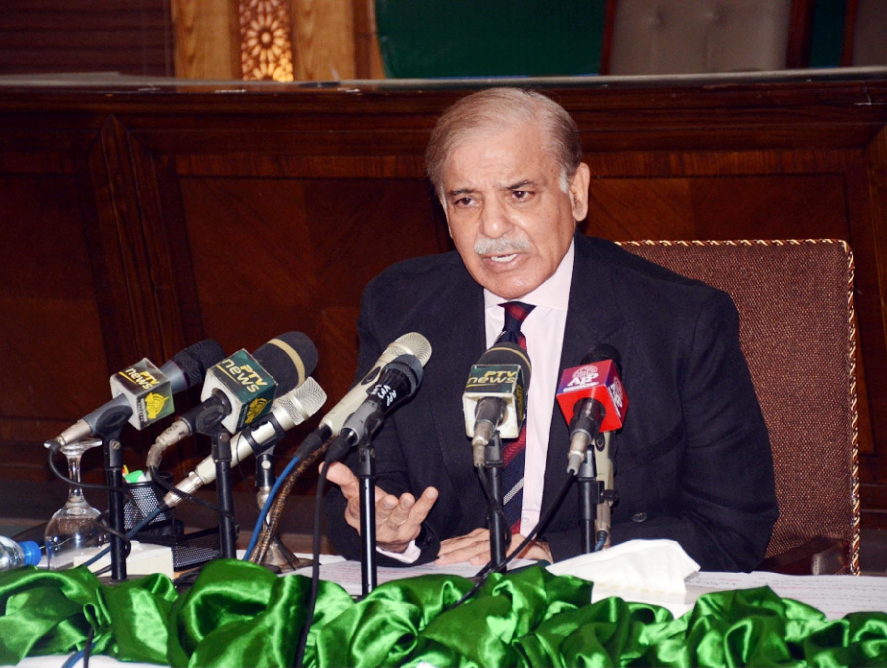 prime minister shehbaz sharif addressing a delegation of youtubers in lahore on oct 30 2022 photo pid