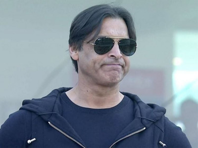 niaz akhtar taken off air after on screen spat