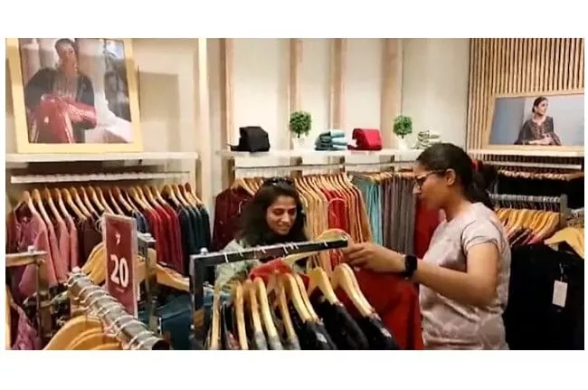 sri lankan women cricketers looked keen in exploring the traditional pakistani articles photo express sri lankan women cricketers looked keen in exploring the traditional pakistani articles photo express