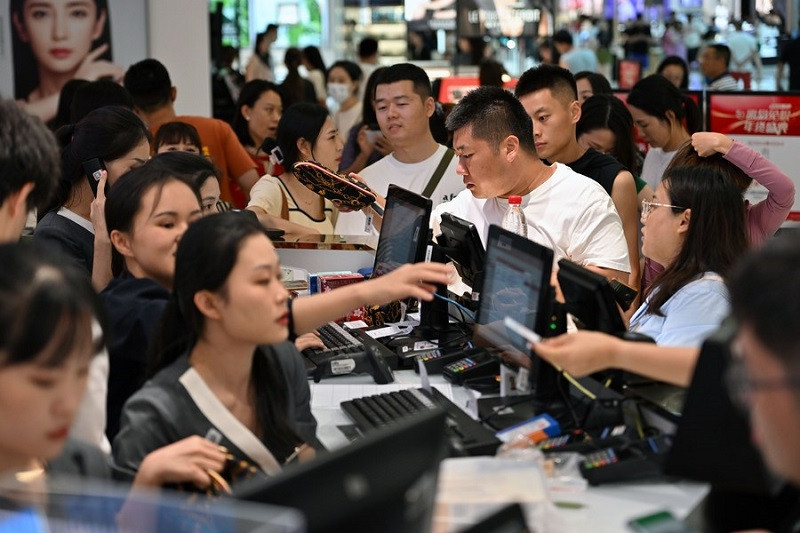 Tourists check out in a duty-free shopping mall in Sanya, south China's Hainan Province, Sept. 30, 2023. PHOTO: XINHUA