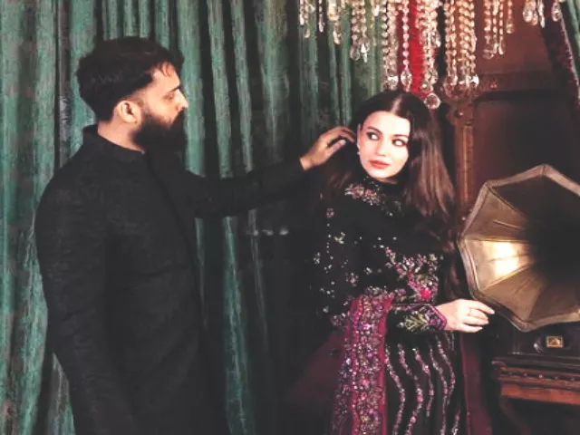 asad siddiqui nods off on zara noor abbas shoulder asad siddiqui nods off on zara noor abbas shoulder