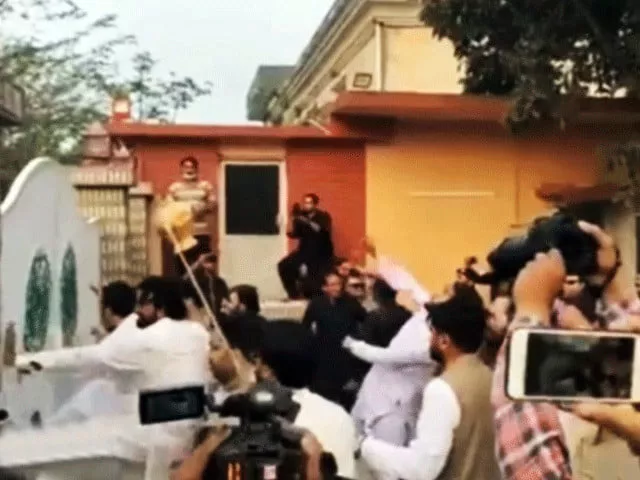 pti workers storm sindh house pti workers storm sindh house