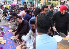 breaking bread barriers sikh man s daily iftar promotes interfaith harmony