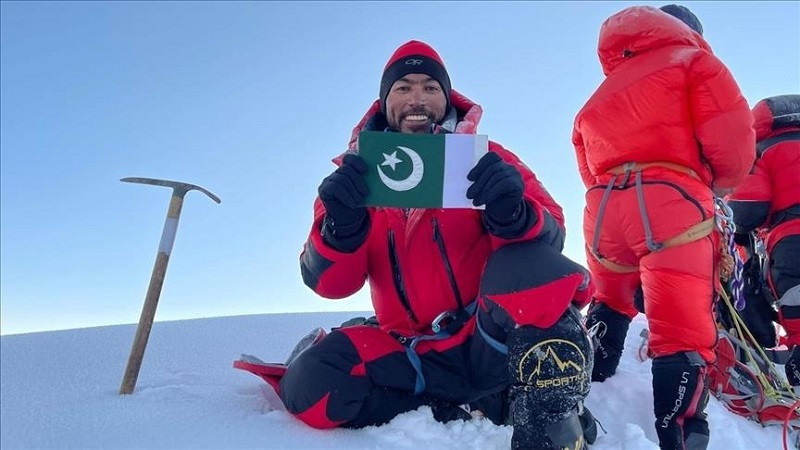 sirbaz khan and his teammate naila kiani climbed the 8 188 metres cho oyu peak in over 28 hours photo anadolu agency