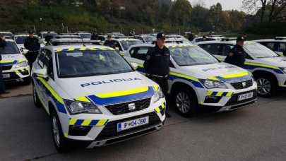 slovenian police detain pakistani migrants