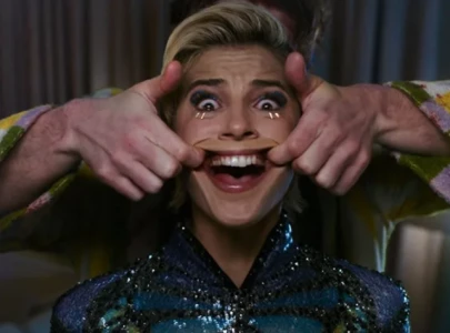 smile 2 review horror sequel blends dark humour with music biz stardom and a sinister grin