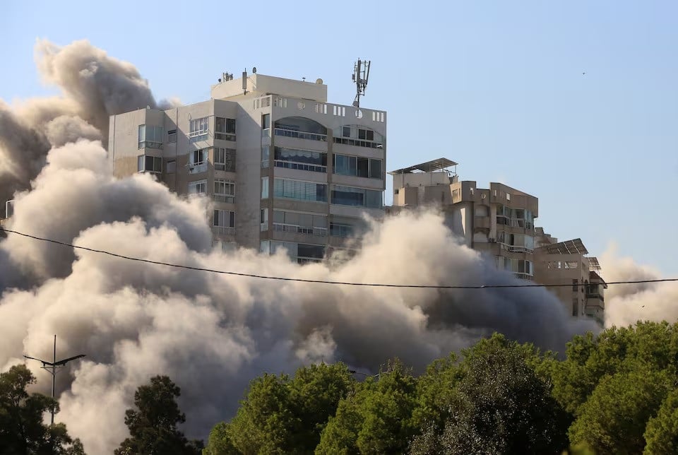 smoke rises after an israeli strike on a building in tayouneh neighbourhood near a central park amid the ongoing hostilities between hezbollah and israeli forces in beirut lebanon on november 15 2024 photo reuters