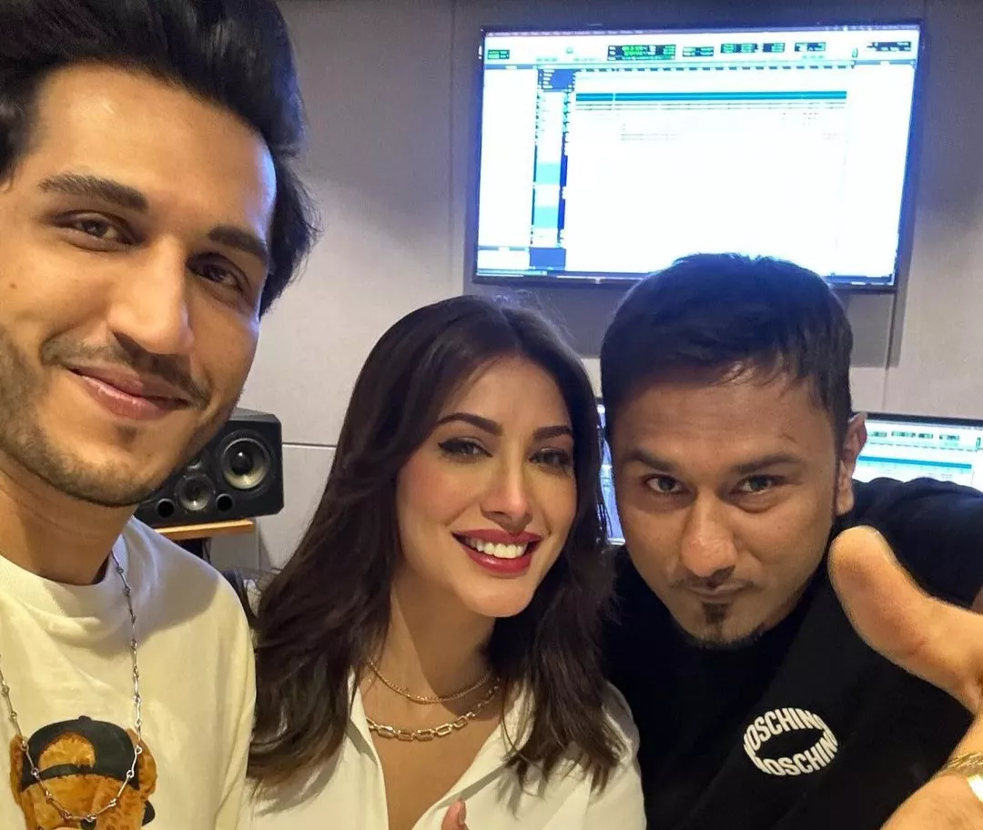 mehwish hayat teams up with her favourite desi kalakaar yo yo honey singh in upcoming song mehwish hayat teams up with her favourite desi kalakaar yo yo honey singh in upcoming song
