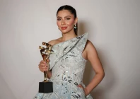 in pictures mahira khan stuns in blue gown at dubai awards clinches artist in fashion honour