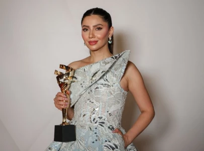 in pictures mahira khan stuns in blue gown at dubai awards clinches artist in fashion honour in pictures mahira khan stuns in blue gown at dubai awards clinches artist in fashion honour