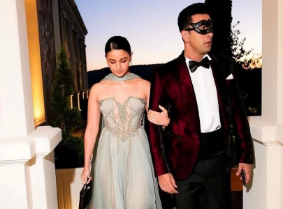 ranbir kapoor wows in burgundy custom tuxedo by faraz manan ranbir kapoor wows in burgundy custom tuxedo by faraz manan