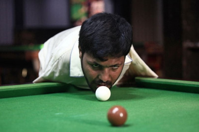 born without arms plenty of moxie pakistani man masters snooker