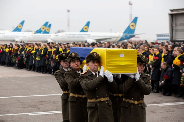 soldiers carry a coffin containing the remains of one of the eleven ukrainian victims of the ukraine international airlines flight 752 plane disaster at boryspil international airport outside kiev ukraine january 19 2020 photo reuters