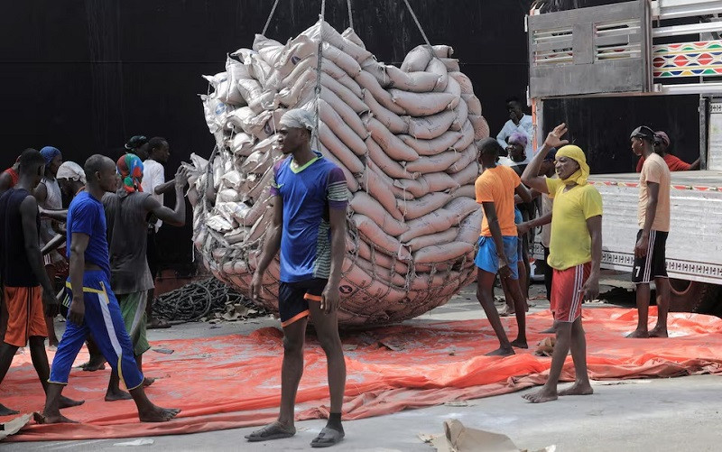 Porters offload bags of grain from a cargo ship at the Port of Bosaso, in the semi-autonomous region of Puntland, Somalia January 28, 2024. PHOTO: REUTERS