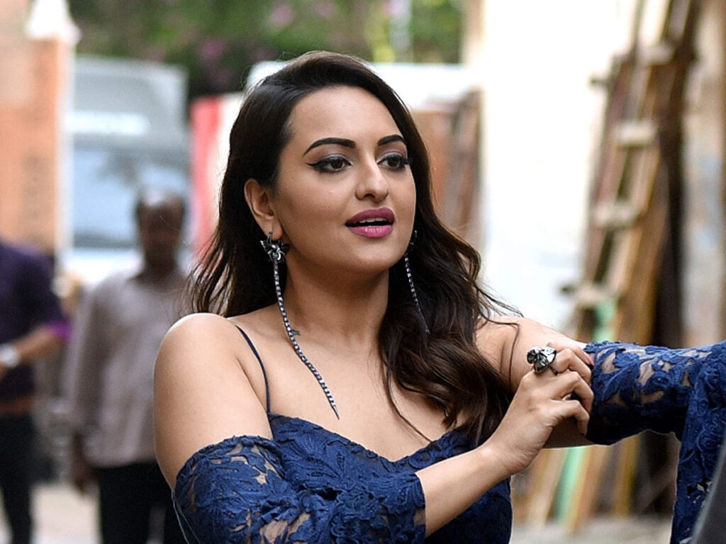 Sonakshi Sinha Xxx - Sonakshi Sinha rubbishes reports of being issued warrant