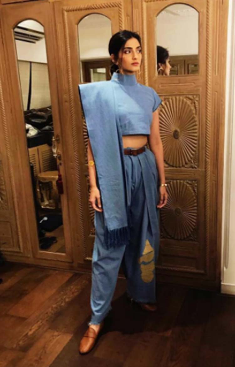 Fashion Faceoff: Sonam Kapoor or Shilpa Shetty Kundra, Whose Denim Saree  Did You Like the Most? | 👗 LatestLY