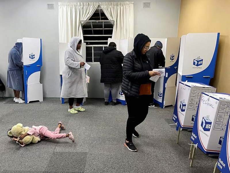 people cast their votes at a polling station on the cape flats during south african elections in cape town south africa photo reuters