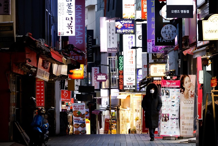 a previously crowded shopping street affected by heightened social distancing rules is pictured amid the coronavirus disease covid 19 pandemic in seoul south korea december 8 2020 photo reuters