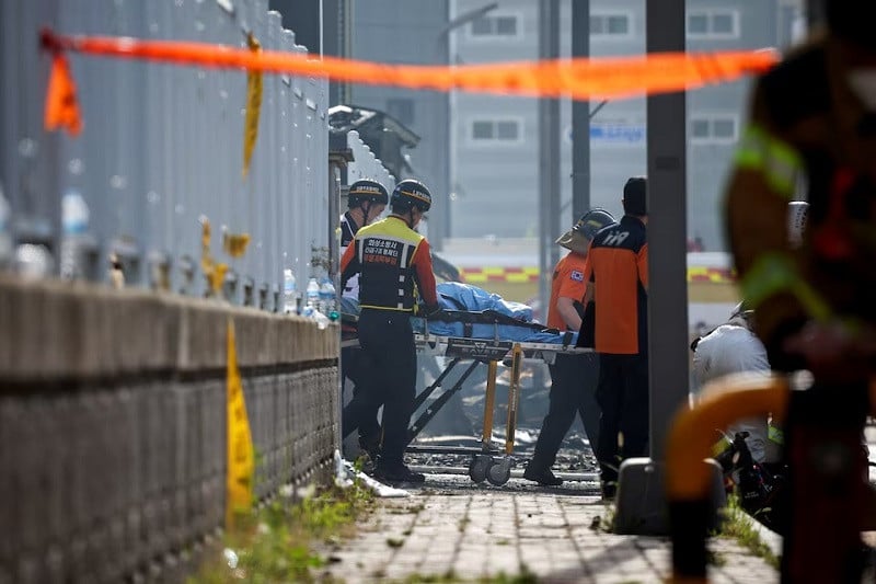 Emergency personnel carry a body following a fire at a lithium battery factory in Hwaseong, South Korea, June 24. PHOTO: REUTERS