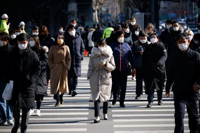 commuters cross a zebra crossing amid the coronavirus disease covid 19 pandemic in seoul south korea february 3 2021 photo reuters commuters cross a zebra crossing amid the coronavirus disease covid 19 pandemic in seoul south korea february 3 2021 photo reuters