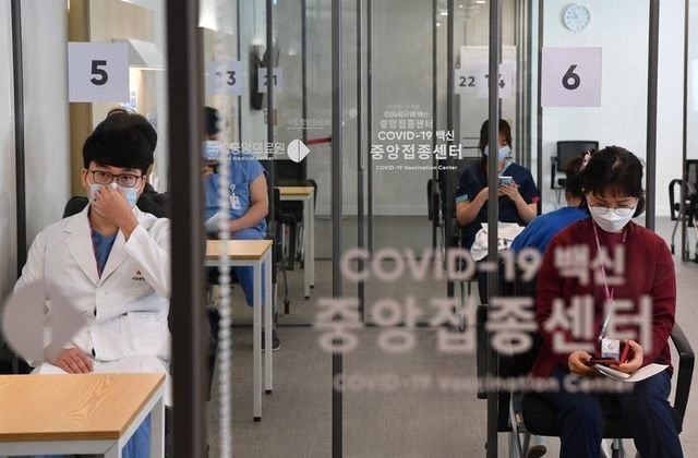 medical workers wait to receive the first dose of the pfizer biontech vaccine covid 19 at the national medical center vaccination center in seoul south korea february 27 2021 photo reuters