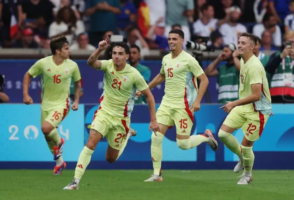 sergio camello of spain celebrates scoring their fourth goal teammates in paris olympics football men s final played at parc des princes paris france on august 09 2024 photo reuters sergio camello of spain celebrates scoring their fourth goal teammates in paris olympics football men s final played at parc des princes paris france on august 09 2024 photo reuters