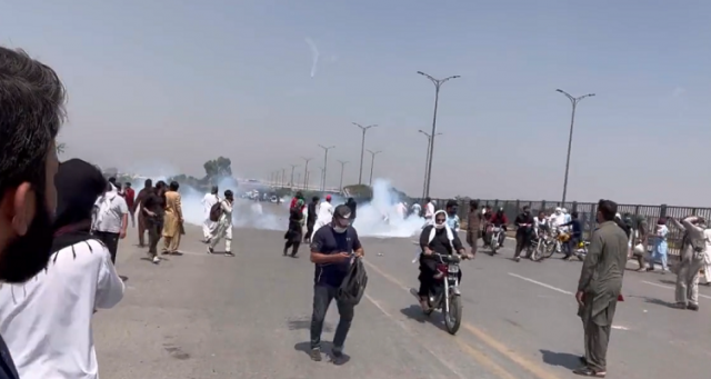 pakistan tehreek e insaf pti protestors and islamabad police clash at srinagar highway in g 13 islamabad photo screengrab twitter ihtisham ul haq pakistan tehreek e insaf pti protestors and islamabad police clash at srinagar highway in g 13 islamabad photo screengrab twitter ihtisham ul haq