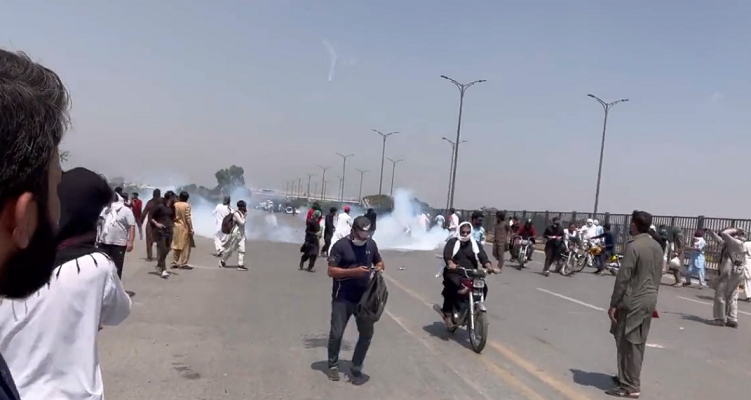 pakistan tehreek e insaf pti protestors and islamabad police clash at srinagar highway in g 13 islamabad photo screengrab twitter ihtisham ul haq