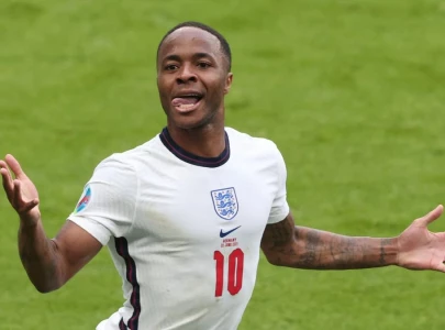 england boss southgate heaps praise on fighter sterling