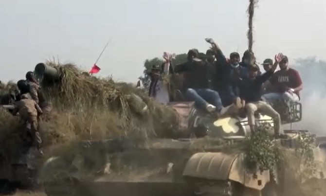 students pictured while riding a tank at lahore garrison on their meet up with the army troops on nov 2 2021 screengrab