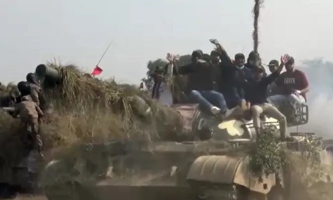 students pictured while riding a tank at lahore garrison on their meet up with the army troops on nov 2 2021 screengrab students pictured while riding a tank at lahore garrison on their meet up with the army troops on nov 2 2021 screengrab