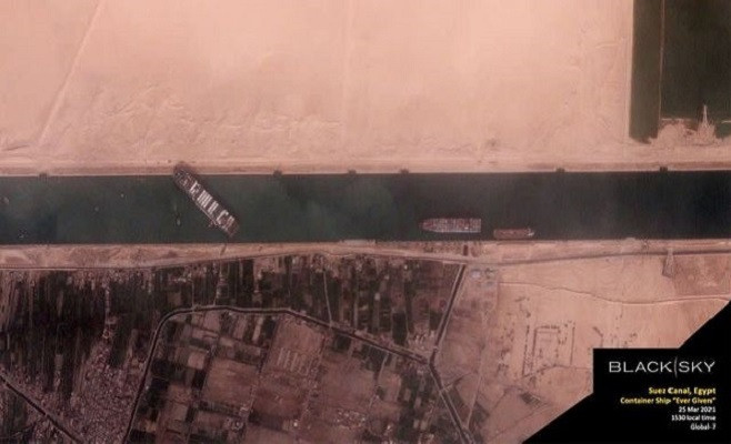 The 400-meter, 224,000-tonne Ever Given container ship, leased by Taiwan's Evergreen Marine Corp, blocks Egypt's Suez Canal in a BlackSky satellite image taken at 15:30 local time March 25, 2021. PHOTO: REUTERS