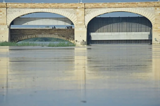 originally known as lloyd barrage it was considered an engineering marvel when completed in 1932 capable of discharging 1 4 million cubic metres of water per second photo afp