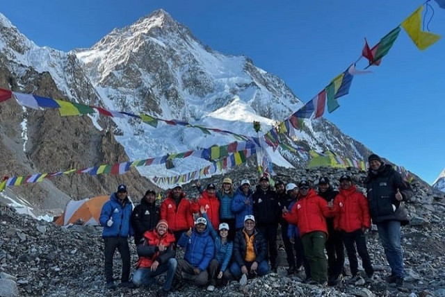 Photo of Nelly Attar among other foreign climbers begin K2 expedition