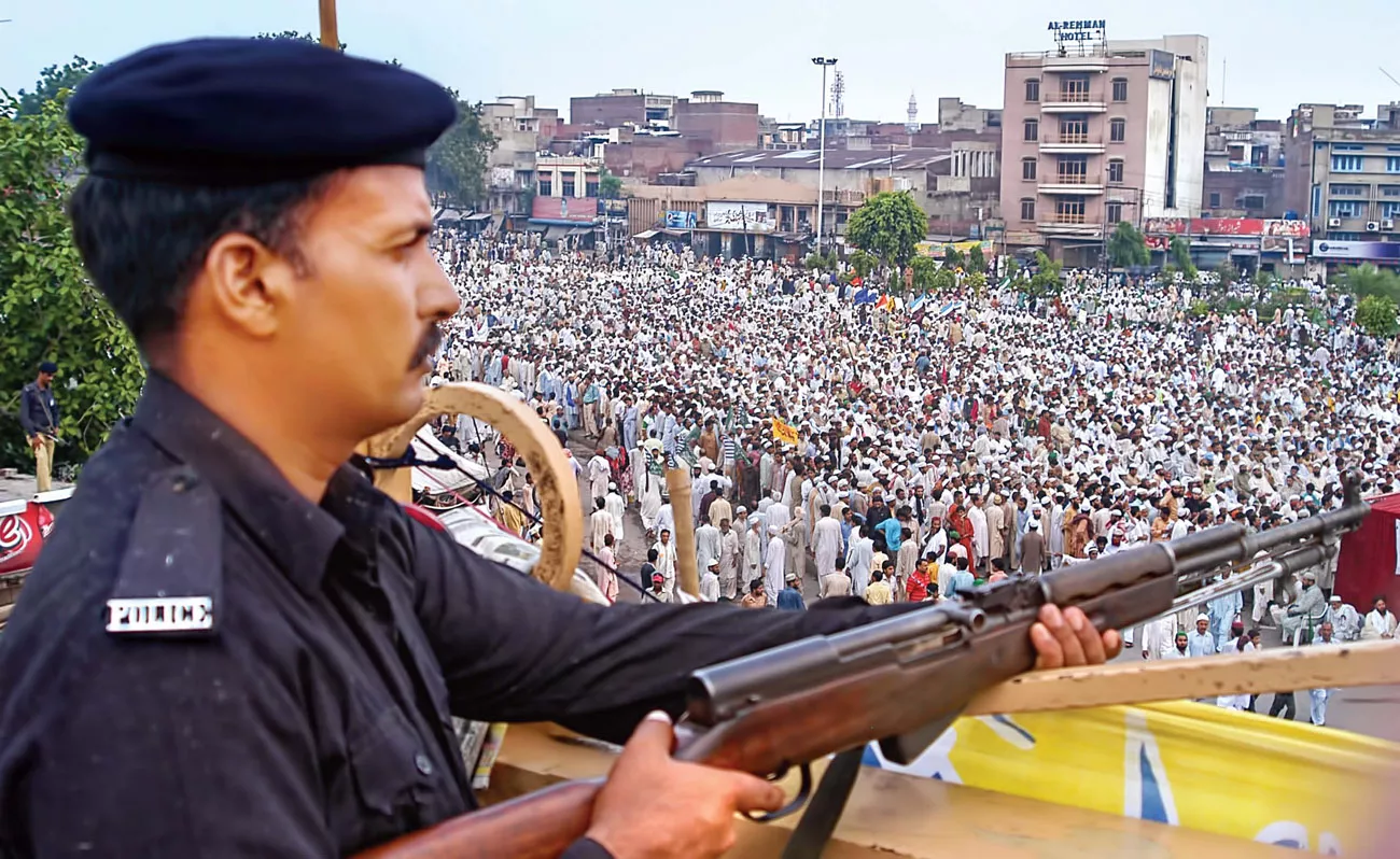 twelve injured during clash at sunni ittehad long march twelve injured during clash at sunni ittehad long march