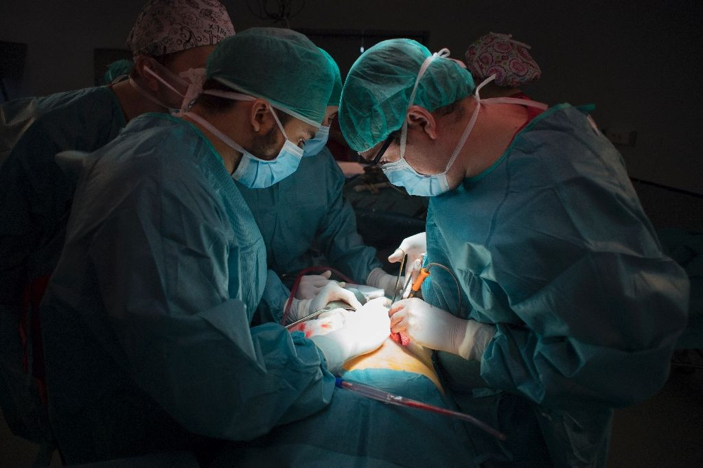 4 surgeon mario alvarez maestro r performs a kidney transplant an operation that typically leads to patients regaining weight and imporved health surgeon mario alvarez maestro r performs a kidney transplant an operation that typically leads to patients regaining weight and improved health photo afp