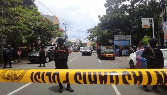 armed police officers stand guard along a closed road following an explosion outside a catholic church in makassar south sulawesi province indonesia march 28 2021 photo reuters armed police officers stand guard along a closed road following an explosion outside a catholic church in makassar south sulawesi province indonesia march 28 2021 photo reuters