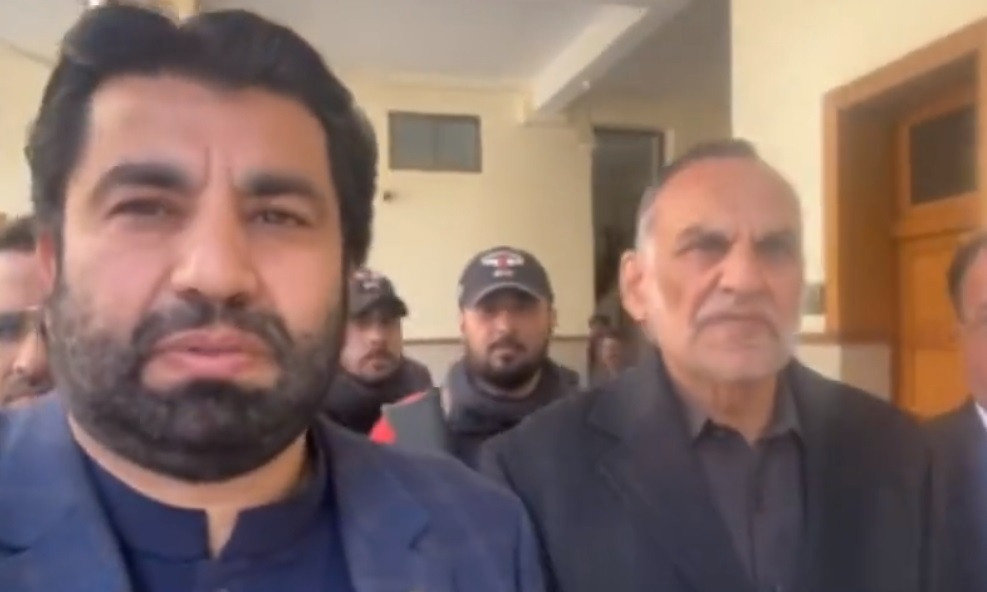 pti senator azam swati r appears in court in quetta on dec 04 2022 screengrab