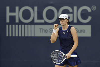 swiatek beats pegula in san diego