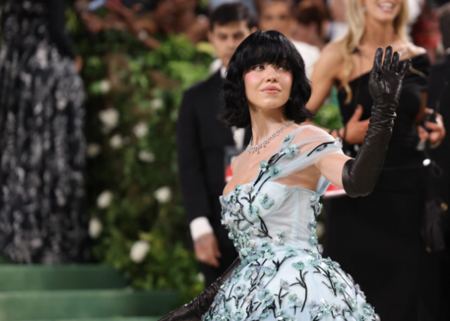 sydney sweeney debuts dramatic dark hair transformation at met gala 2024