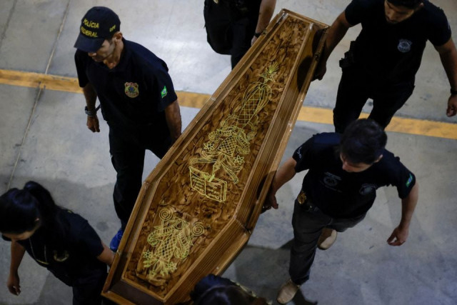 federal police officers carry a coffin containing human remains after a suspect confessed to killing british journalist dom phillips and brazilian indigenous expert bruno pereira and led police to the location of remains at the headquarters of the federal police in brasilia brazil june 16 2022 reuters federal police officers carry a coffin containing human remains after a suspect confessed to killing british journalist dom phillips and brazilian indigenous expert bruno pereira and led police to the location of remains at the headquarters of the federal police in brasilia brazil june 16 2022 reuters