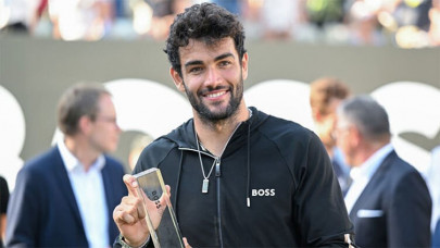 berrettini defeats injury hit murray for stuttgart title