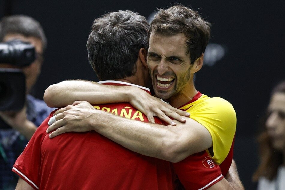 spain defeat serbia in davis cup opener